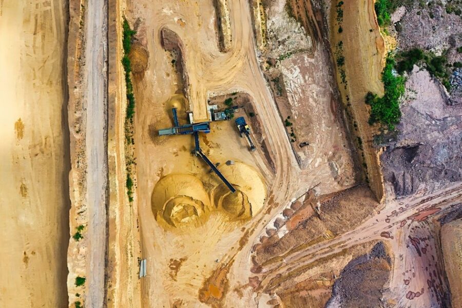 Veduta aerea di una miniera a cielo aperto con impianto di frantumazione