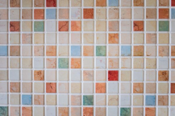 Piastrelle in ceramica colorate disposte a mosaico