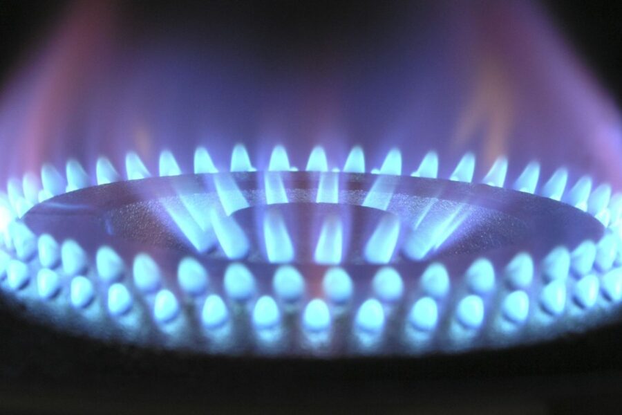 Fiamma azzurra di un bruciatore a gas acceso
