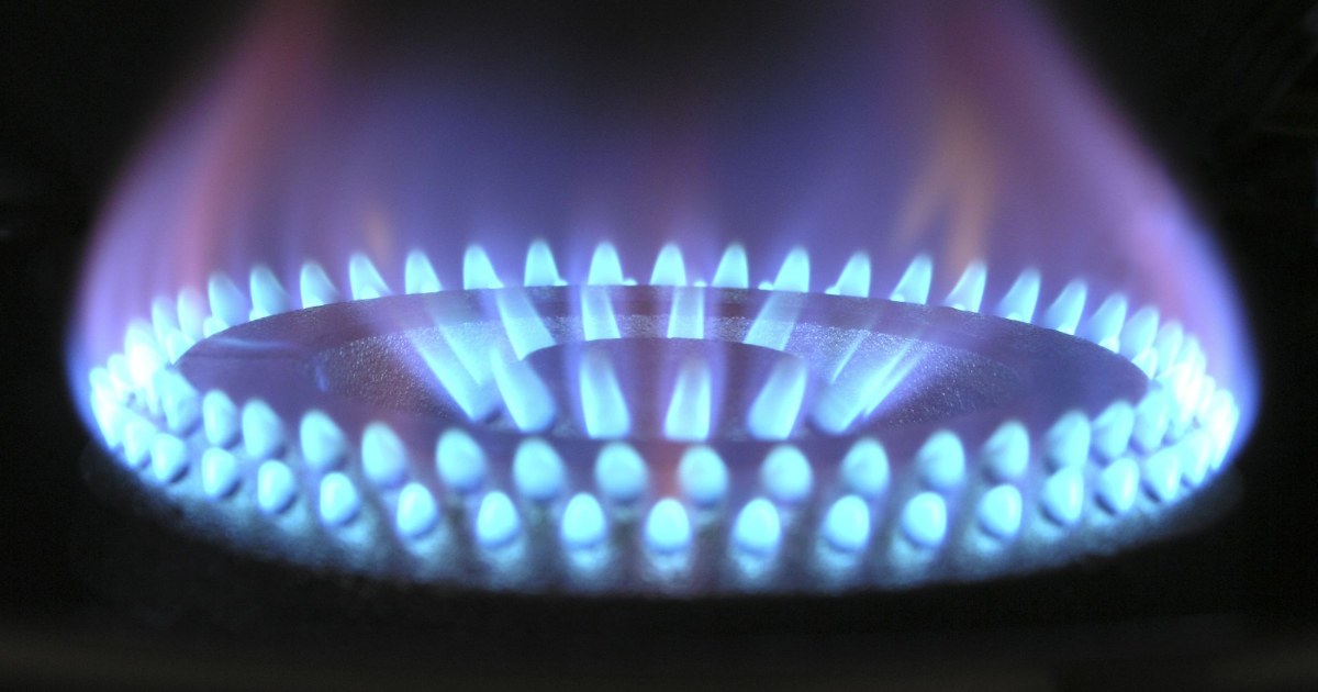 Fiamma azzurra di un bruciatore a gas acceso